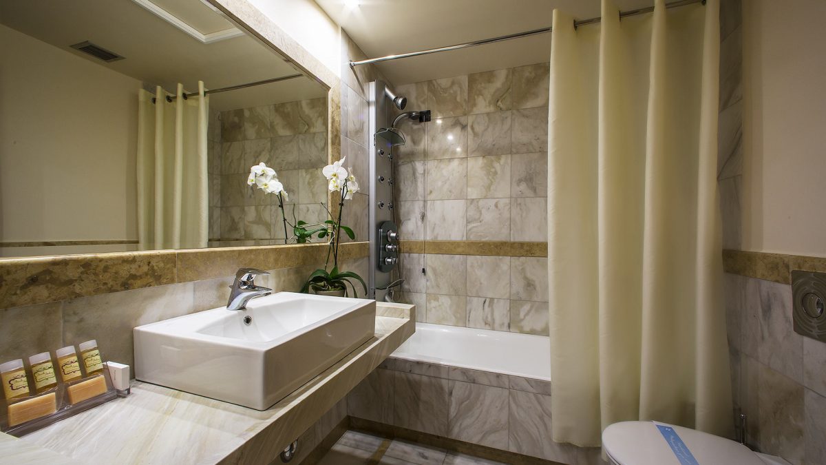 bath-superior-room-1200x675.jpg